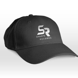 Gorra negra con logo Sharpe Records